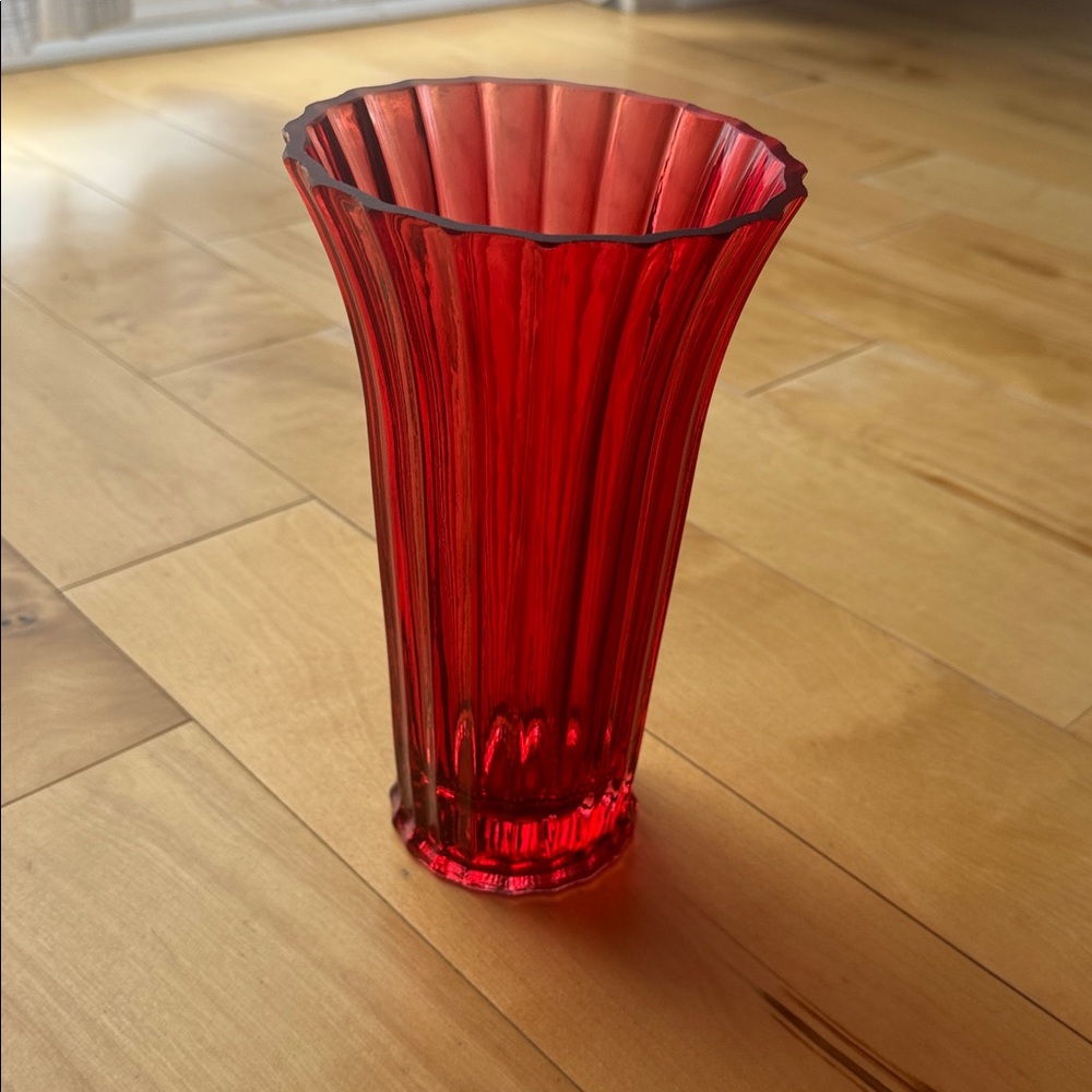 Red Ribbed Rose Vase - Picture 3 of 3
